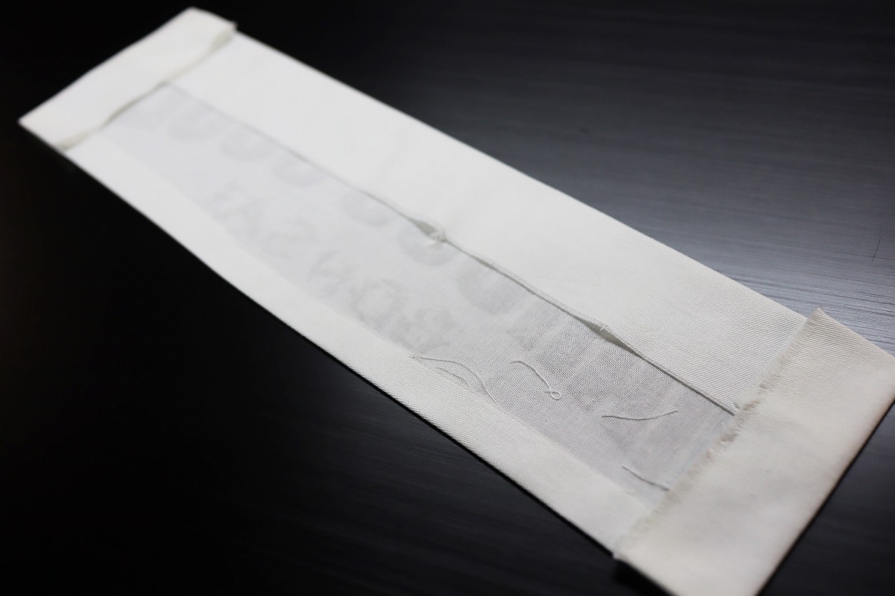 パッチの使用方法は四辺をアイロンで織り込んでミシンで縫い付けます